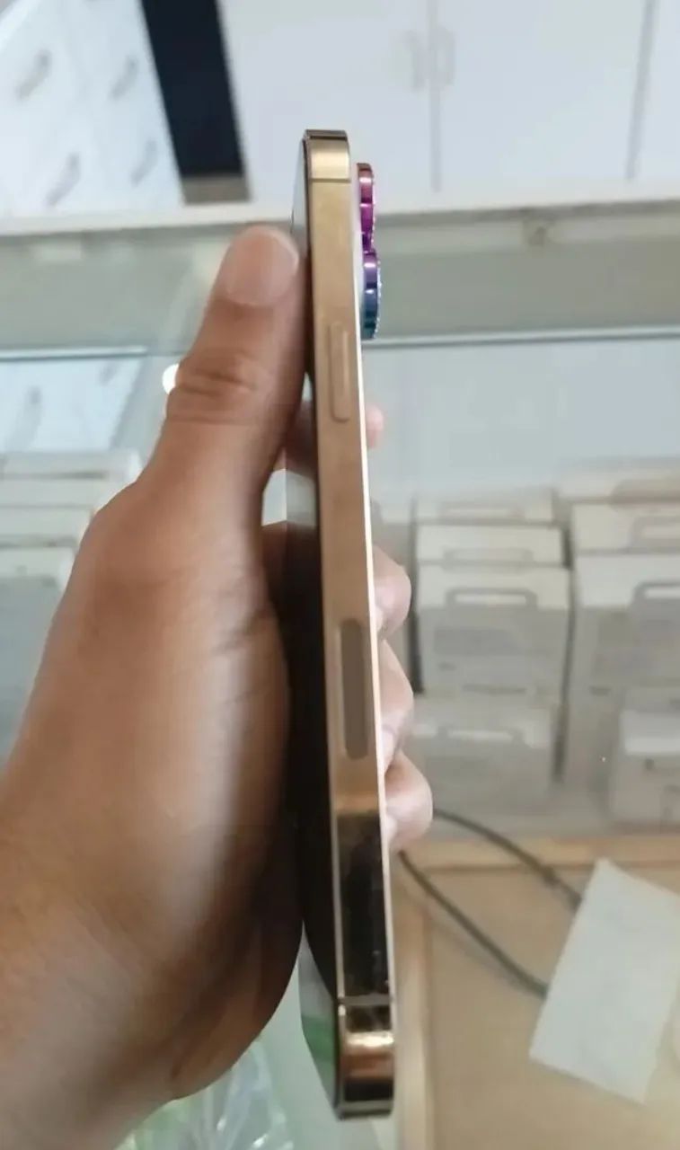 iPhone 13 pro Max na cor dourado, semi novo  - Foto 3