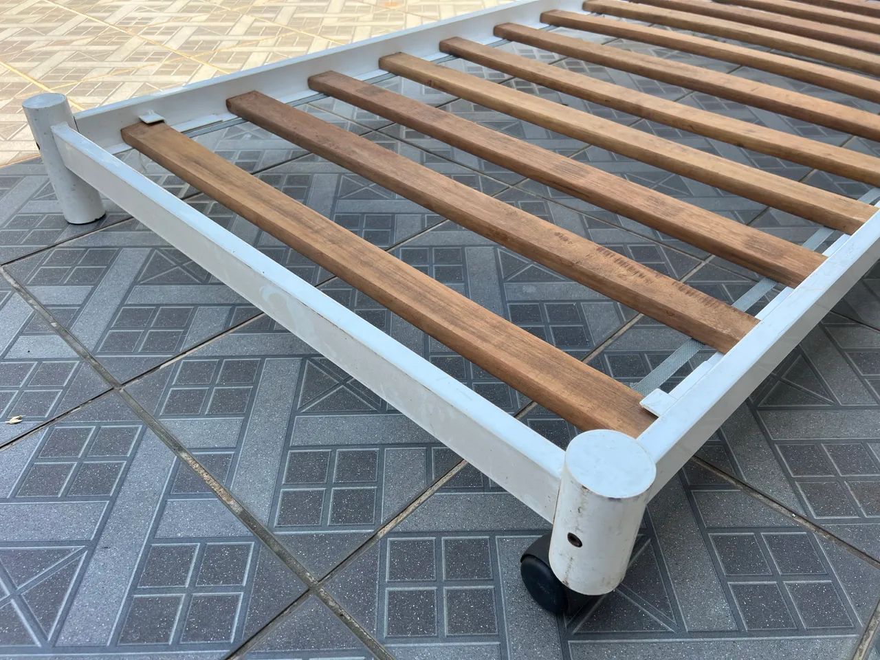Cama auxiliar com rodízios
