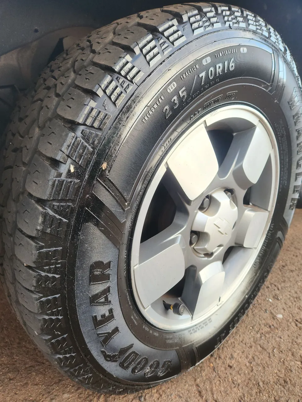 Pneu Goodyear 235/70R16