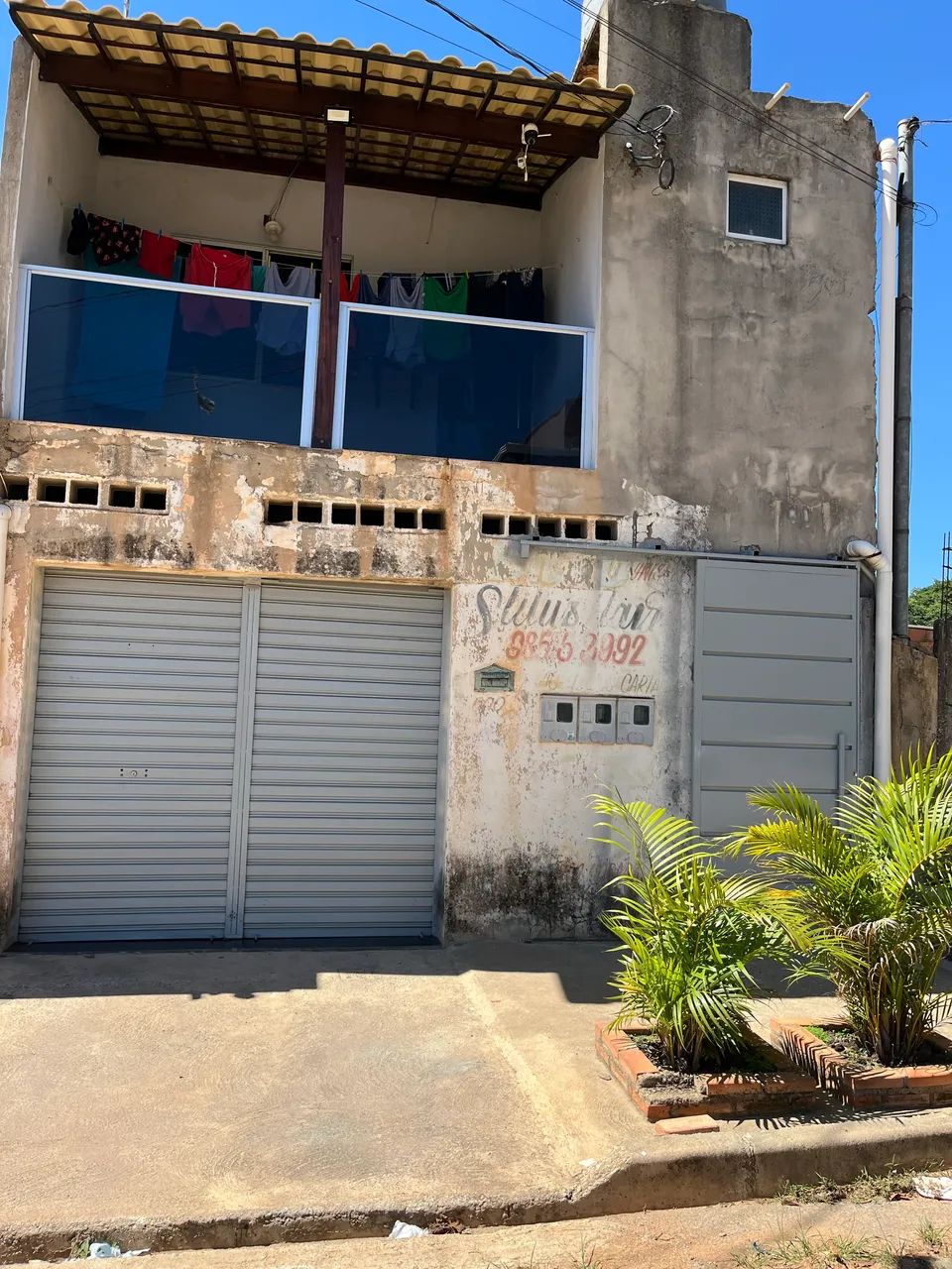 Vendo casa estilo germinada com loja para comércio e um amplo quintal nos fundo.