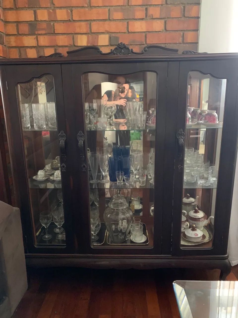 Vendo cristaleira de madeira maciça 