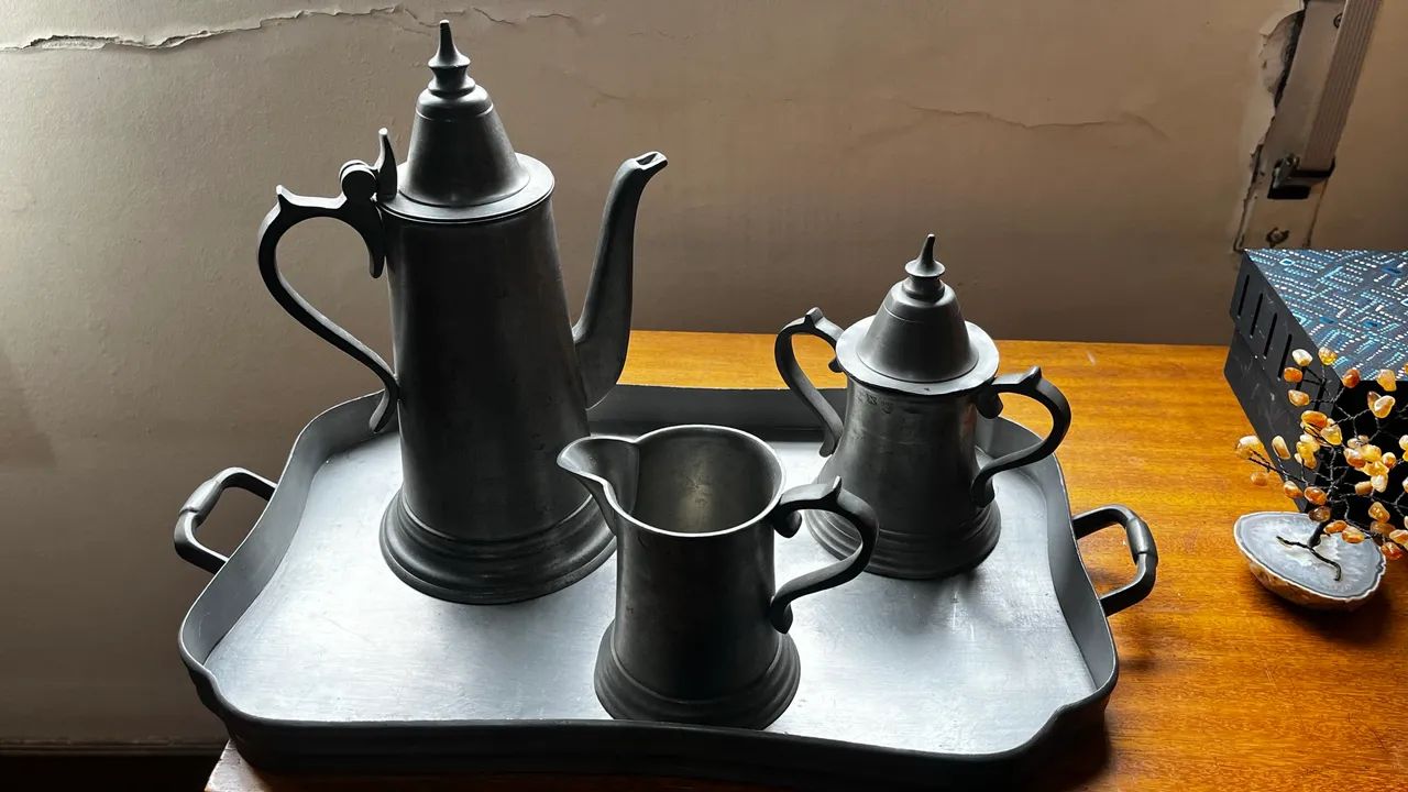 Conjunto de Estanho relíquia Francesa Etáin (Bandeja, Bule, Leiteira e Açucareiro)