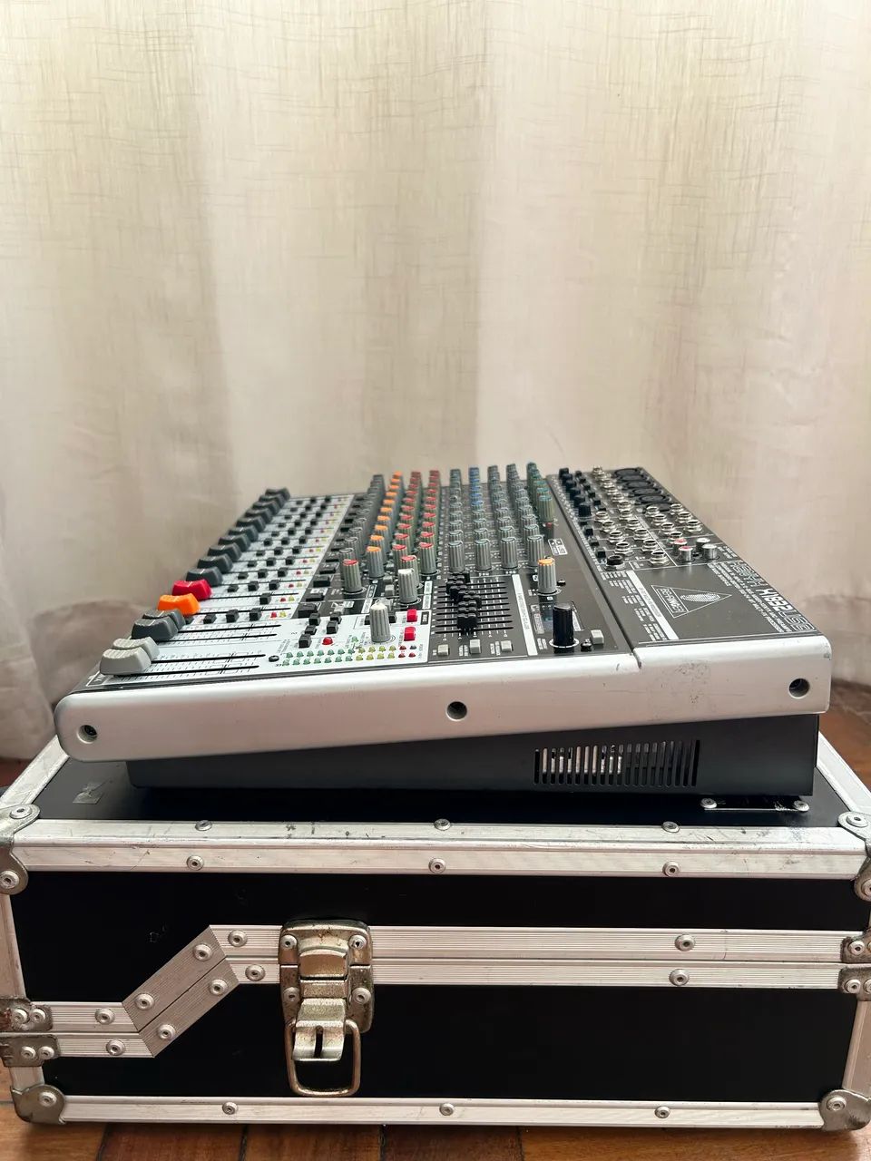 Mesa Behringer Xenyx X1832 USB Revisada e com flight case profissional - Foto 5