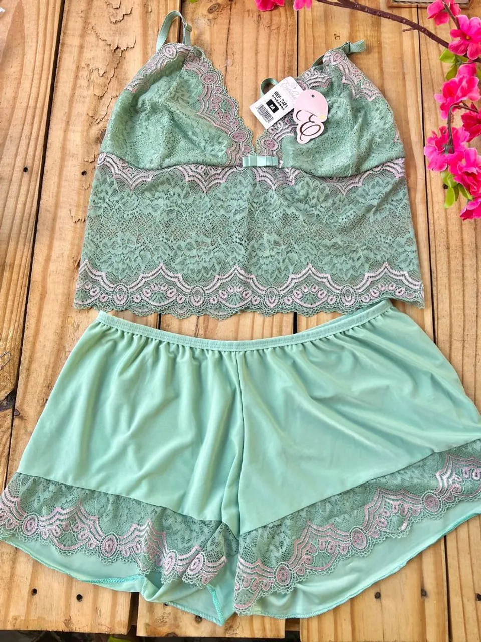 Conjunto de pijama verde com renda