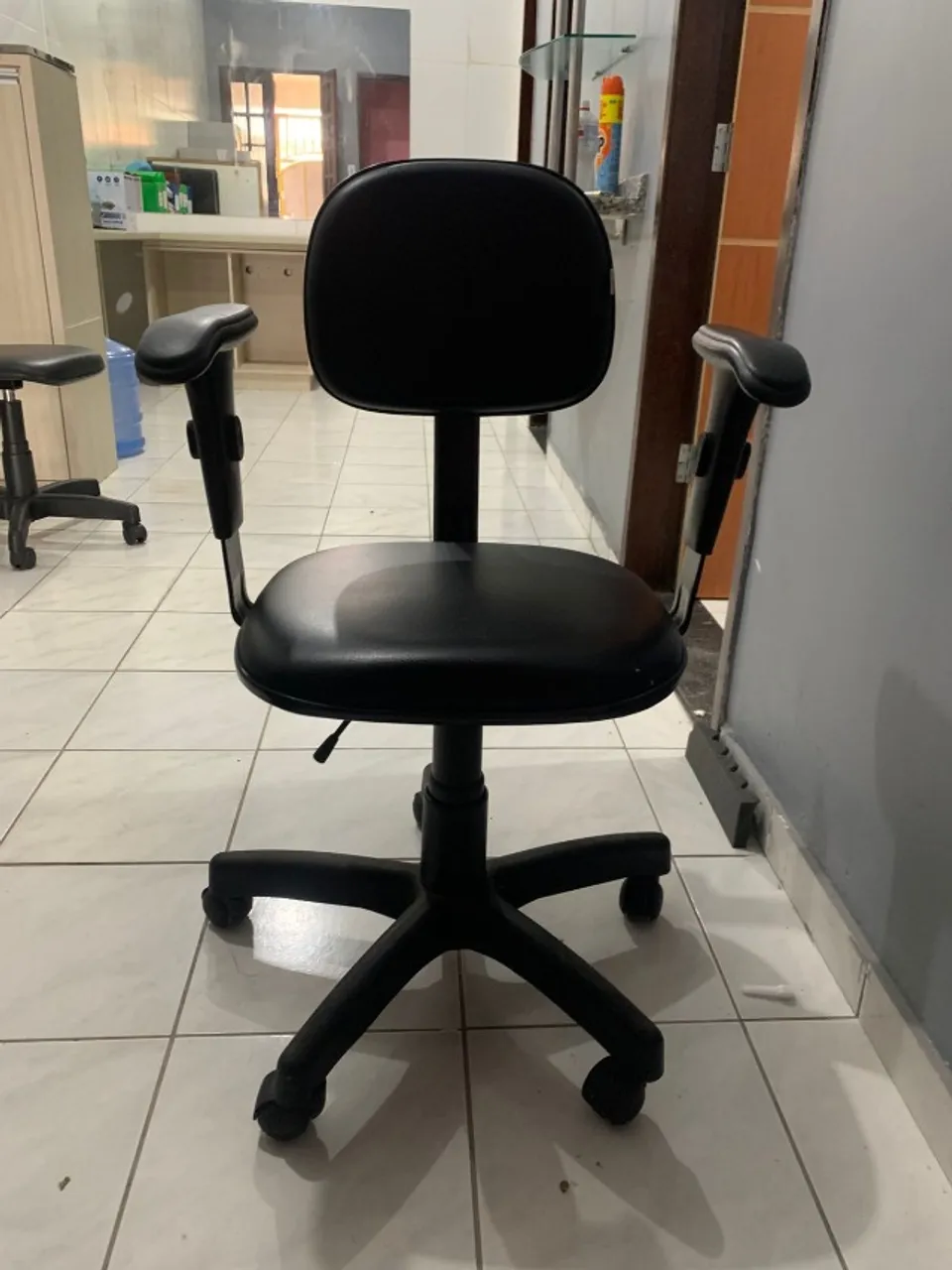 CADEIRA GIRATORIA PARA ESCRITÓRIO COM BRAÇO - PRETA