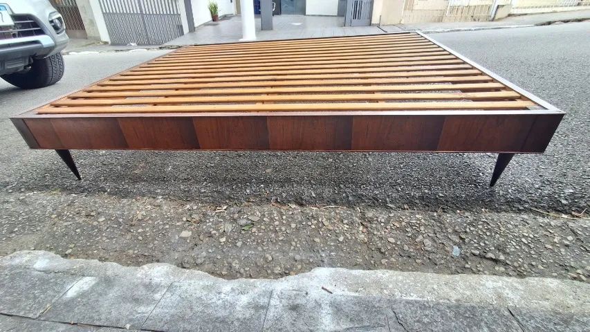 Cama Década de 50 pés palitos em jacarandá maciço, e estrutura cedrinho maciço - Foto 2
