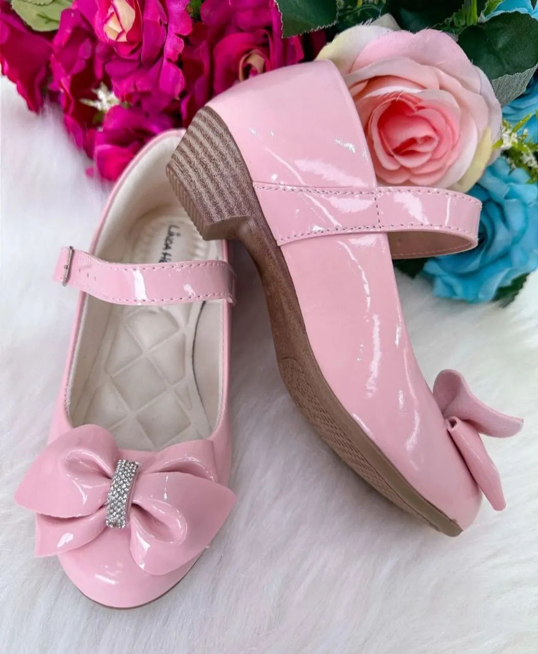 Selling a brand-new pink children's shoe, size 33. Never worn, still in the box.