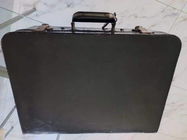 Maleta de couro preta (trancada/sem chave)