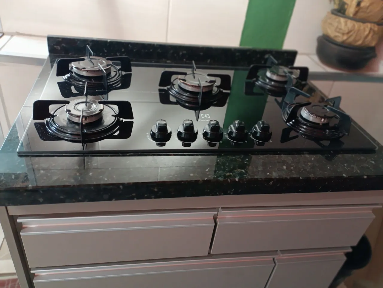 Cooktop Electrolux com 5 bocas com pedra de mármore e balcao