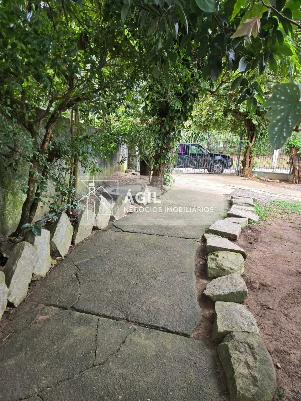 Aluga-se - Chacara - 2200m² - 03 quartos, suite - Chacaras São José