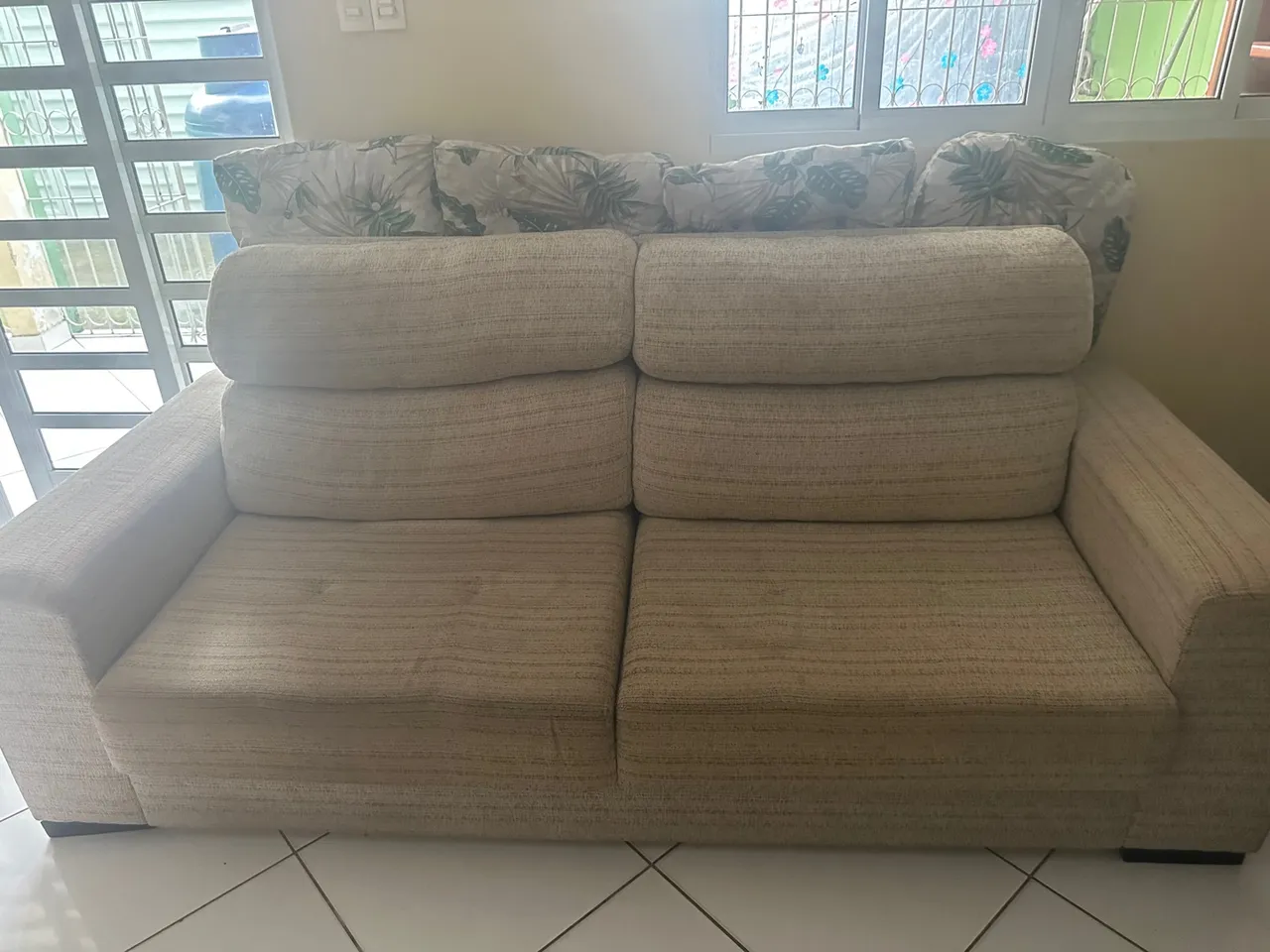 Sofá 4 Lugares Confortável e Elegante