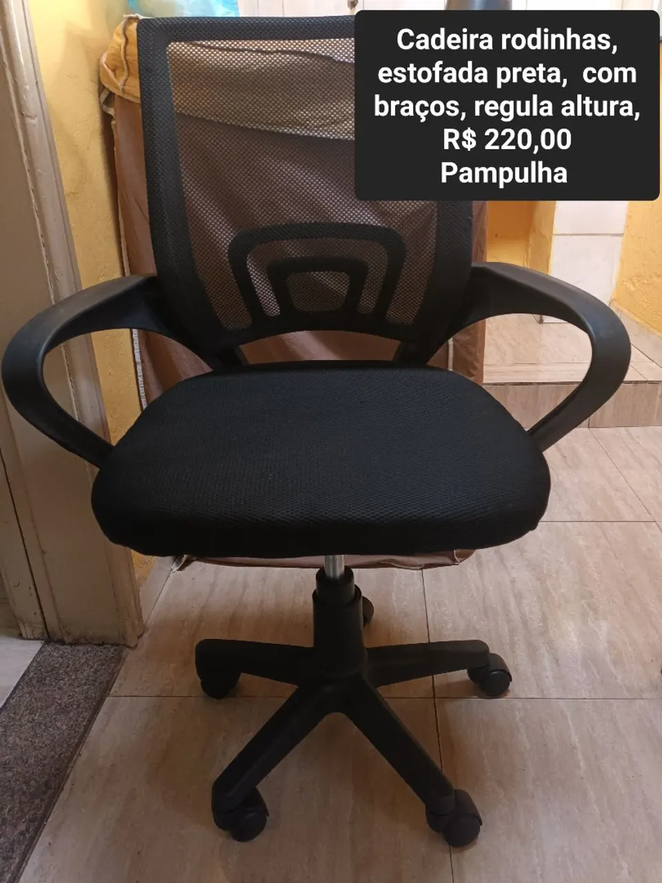 Cadeira de escritório preta com rodinhas e braços