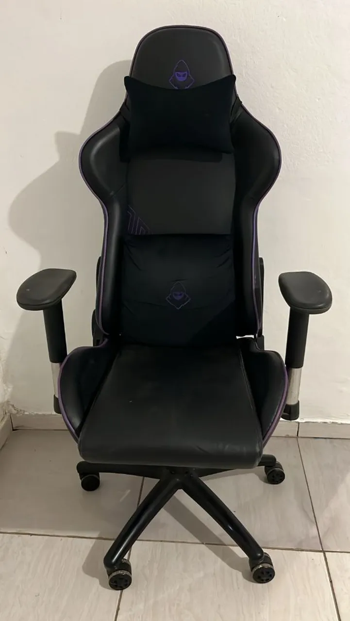 Cadeira Gamer Preta com Rodas e Design Ergonômico