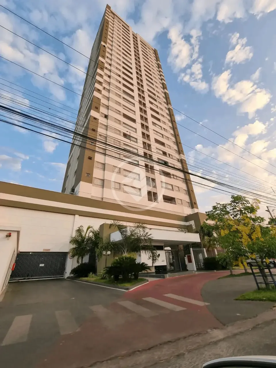 Maravilhoso apartamento no Ed. Grand Arena, sol da manhã, andar alto, localizado no Verdão