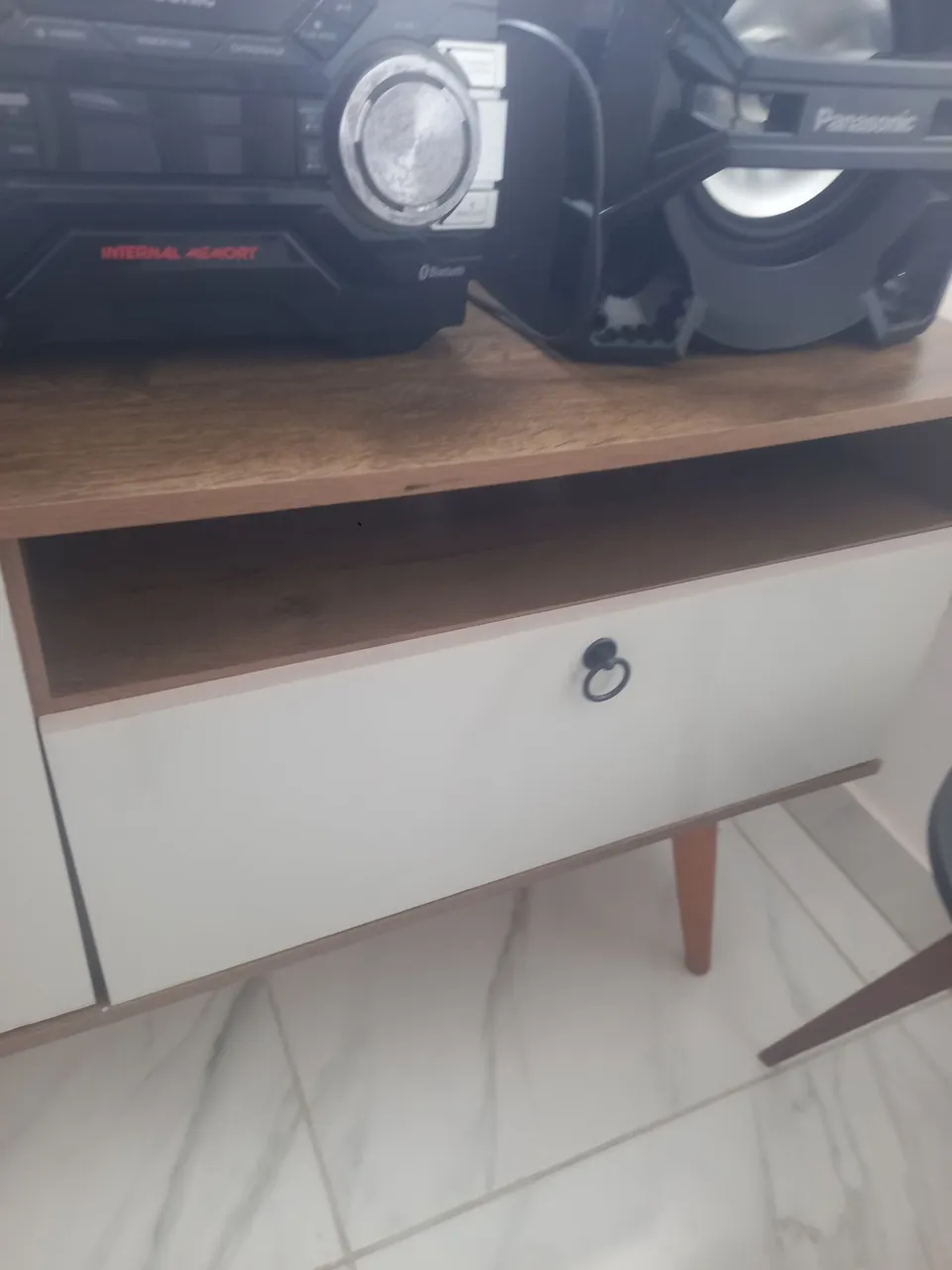 Rack moderno com gaveta e pés de madeira