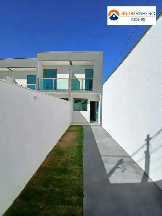 Casa à Venda com 2 Quartos (1 Suíte), 3 Banheiros e 2 Vagas Bairro Candelária 143,75m²