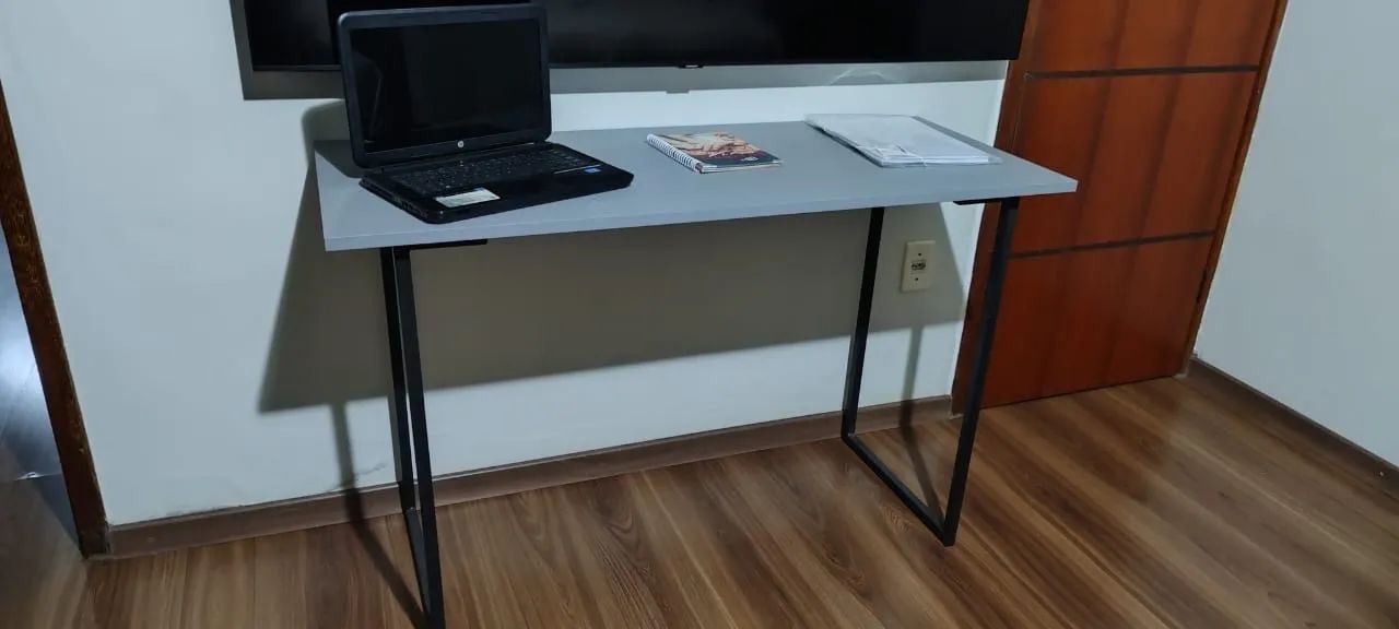 Mesa de trabalho/estudos.64302124933890123