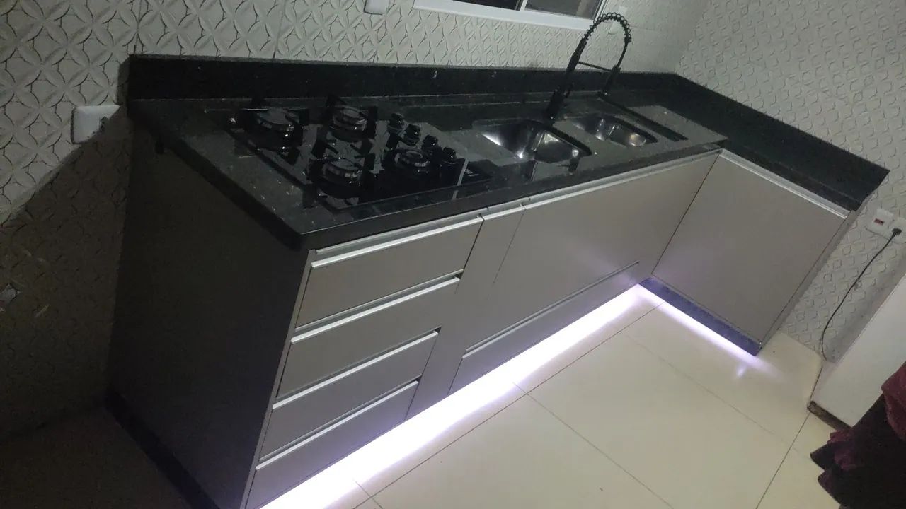 Armário de Cozinha com bancada de granito Verde Pérola 