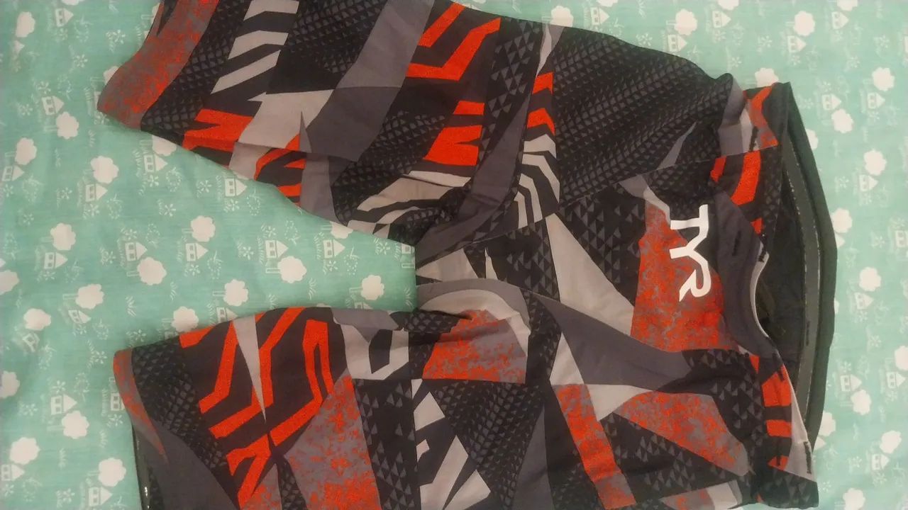 Esta é uma bermuda de natação (jammer) técnica TYR Avictor 