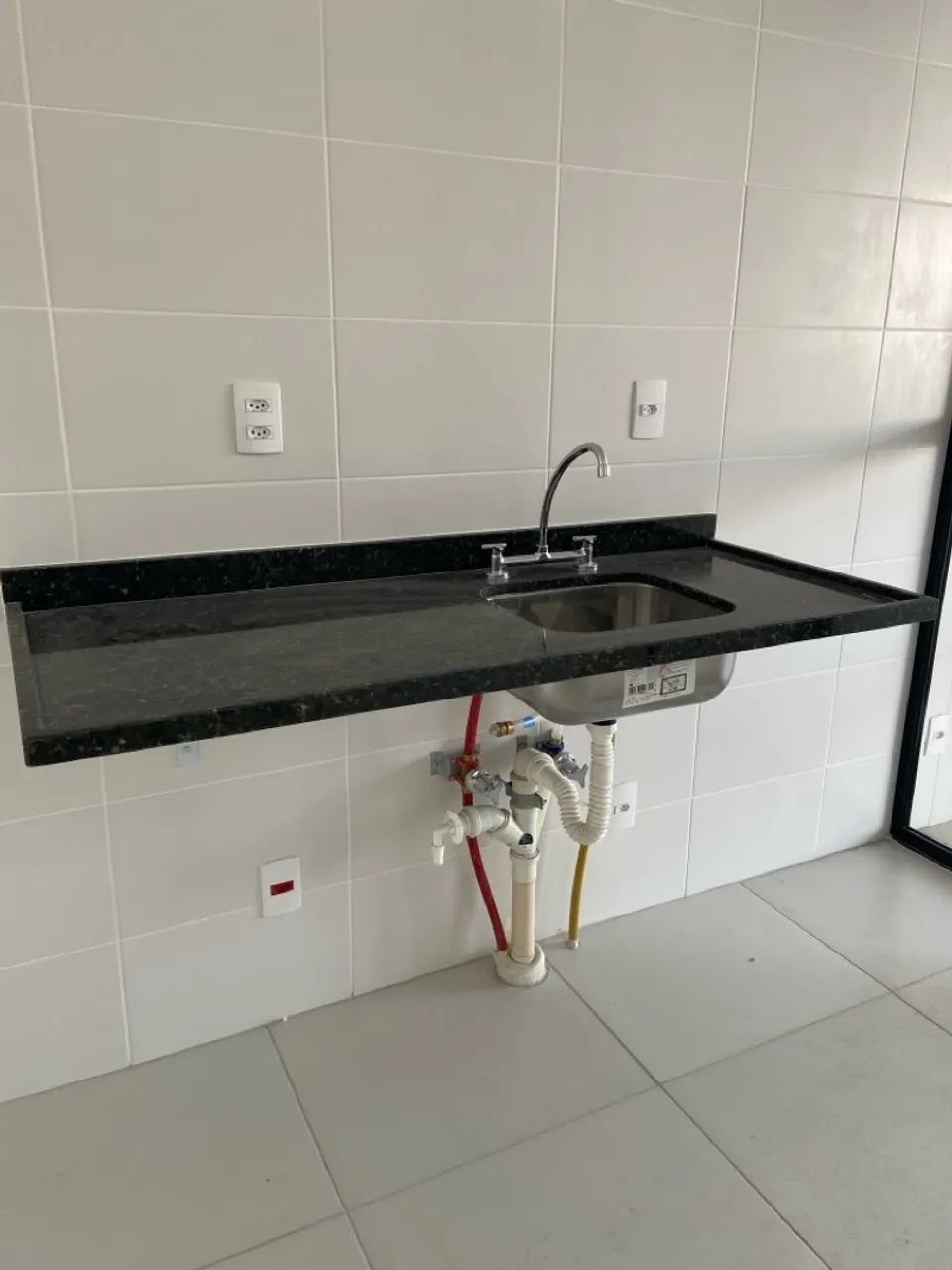 Pia de cozinha em granito com cuba de inox e torneira com misturador