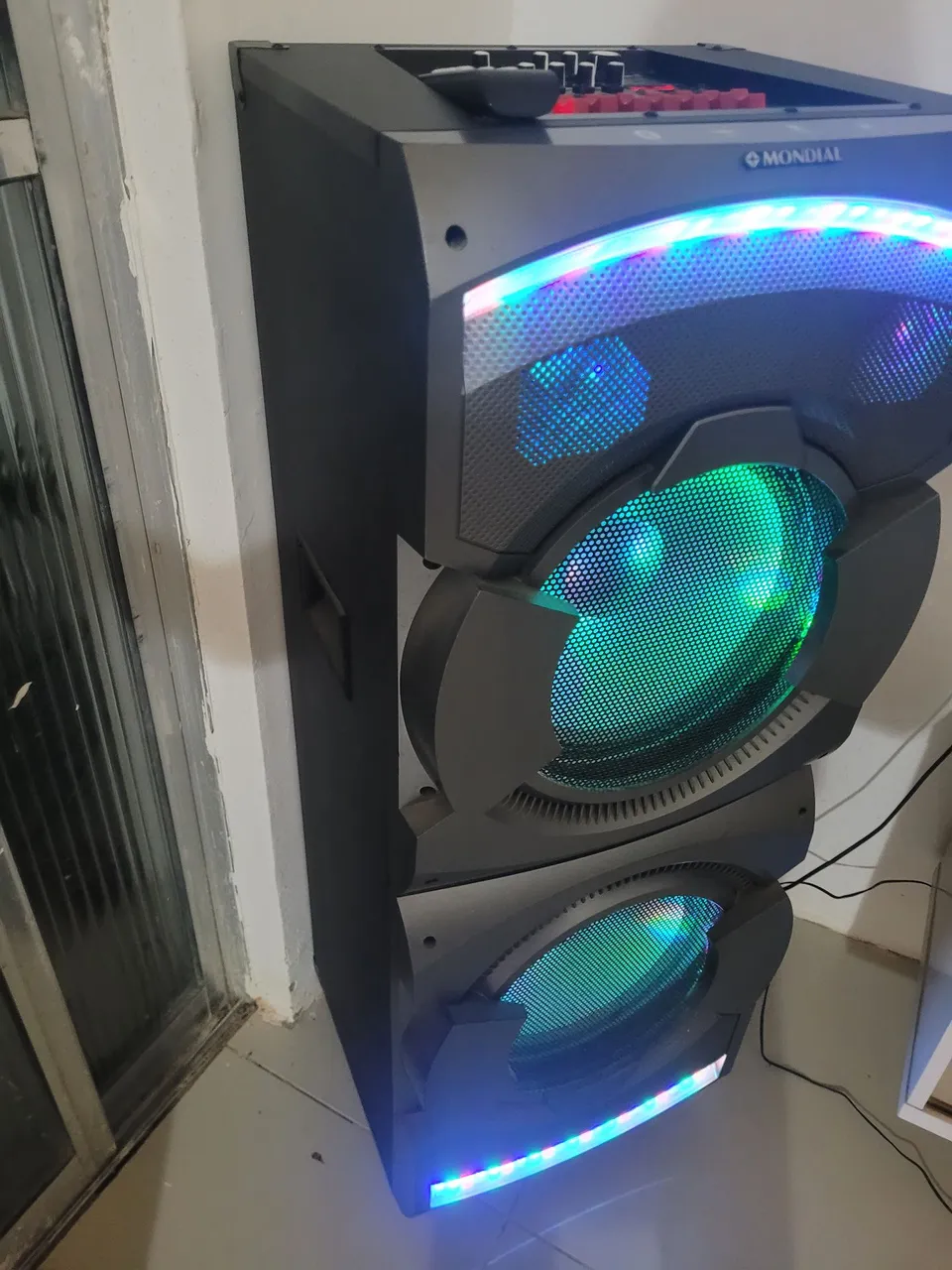 Caixa de Som Mondial com LED