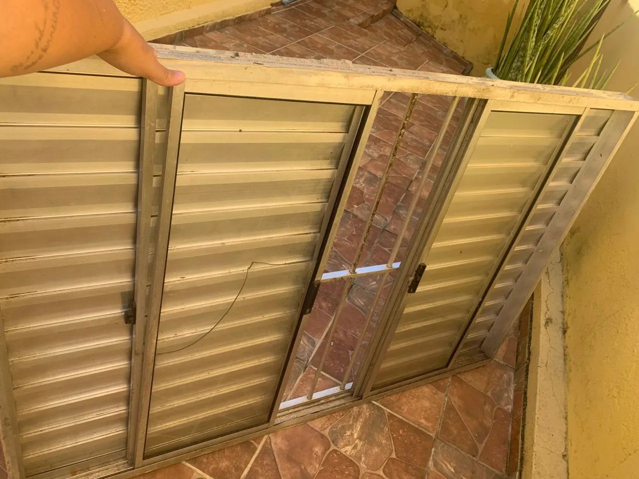 Janela de Alumínio com Grade