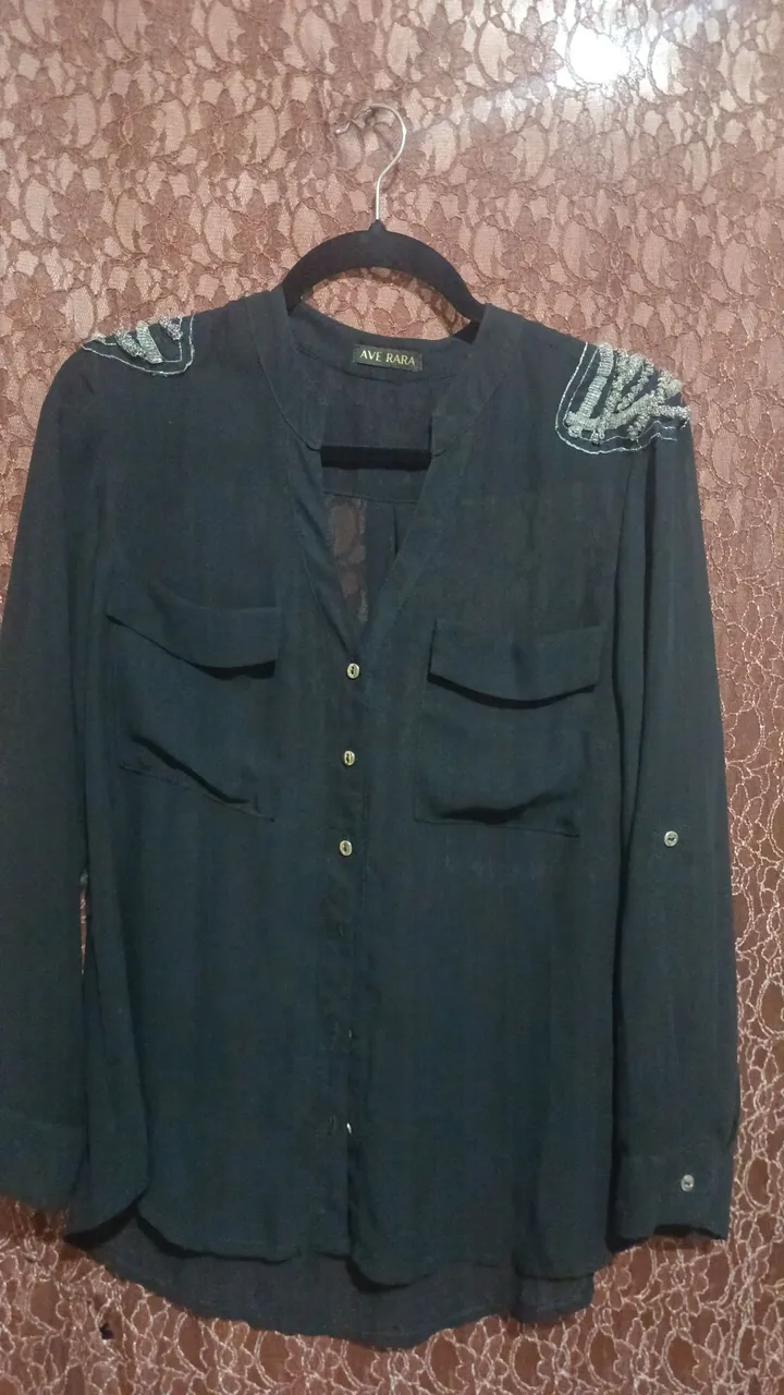 Camisa preta Ave Rara com detalhes nos ombros