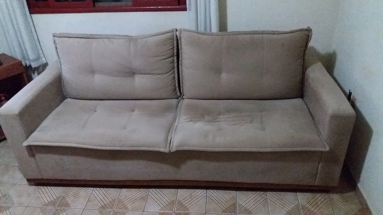 Sofá 4 lugares em tecido bege