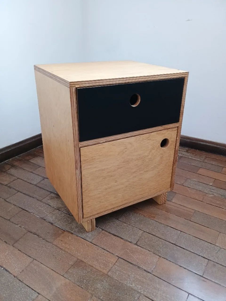 Criado mudo / mesa de cabeceira em compensado naval