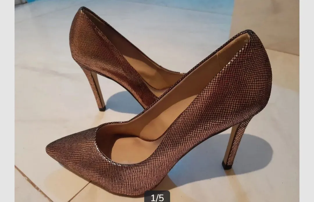 Salto alto dourado scarpin