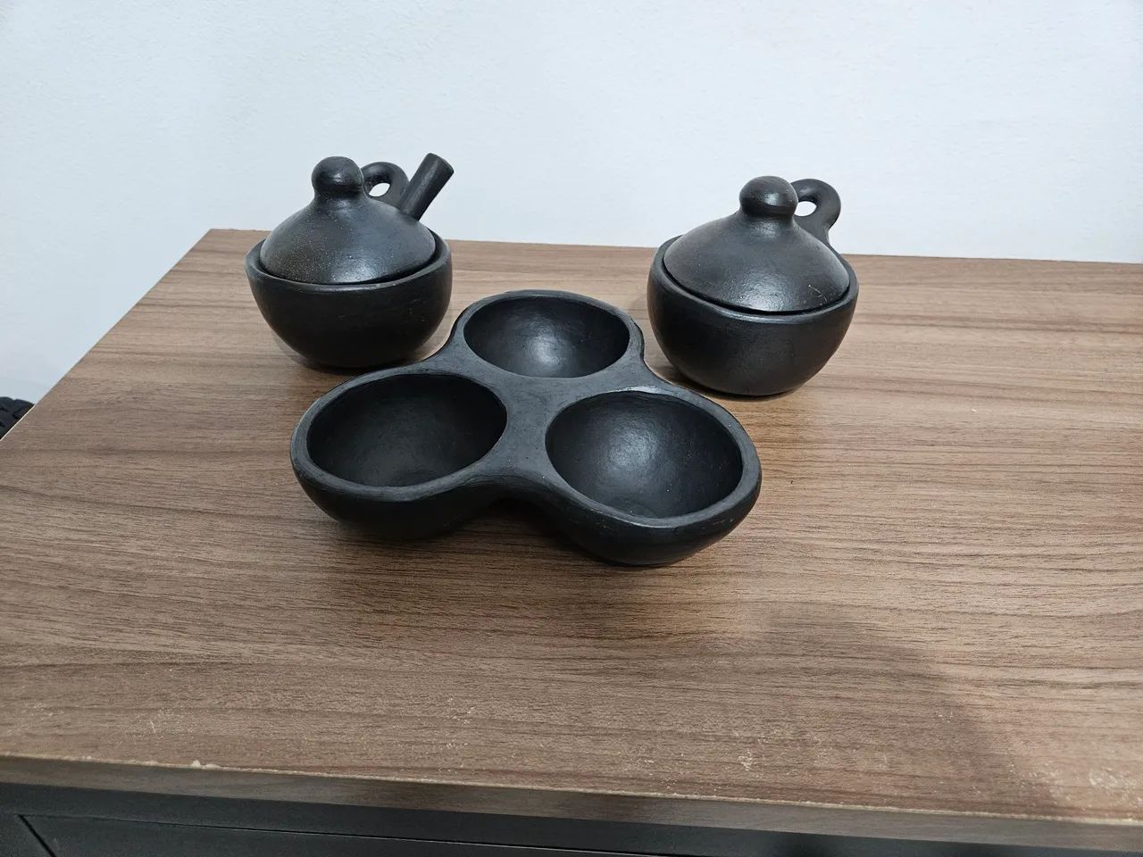 Conjunto de Cerâmica Preta (Petisqueira + 2 Bowls com Tampa)