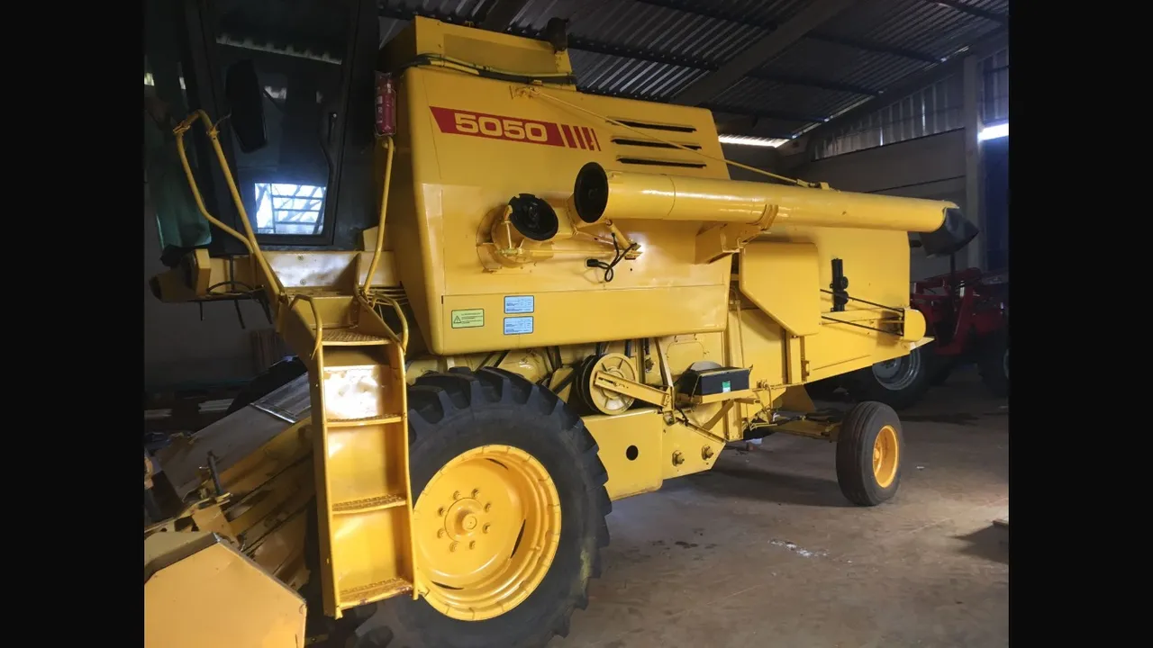 Colheitadeira New Holland 5050