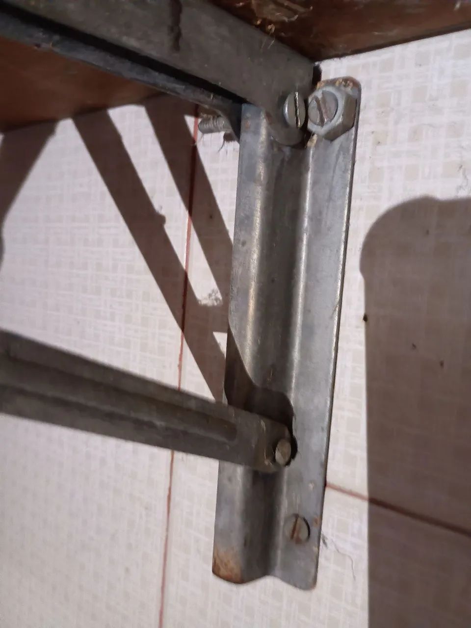 Mesa dobrável  e 4 bancos - Foto 3