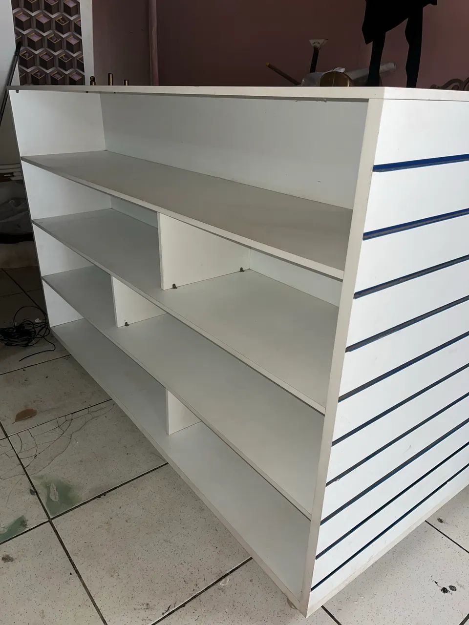 Balcão expositor canaletado