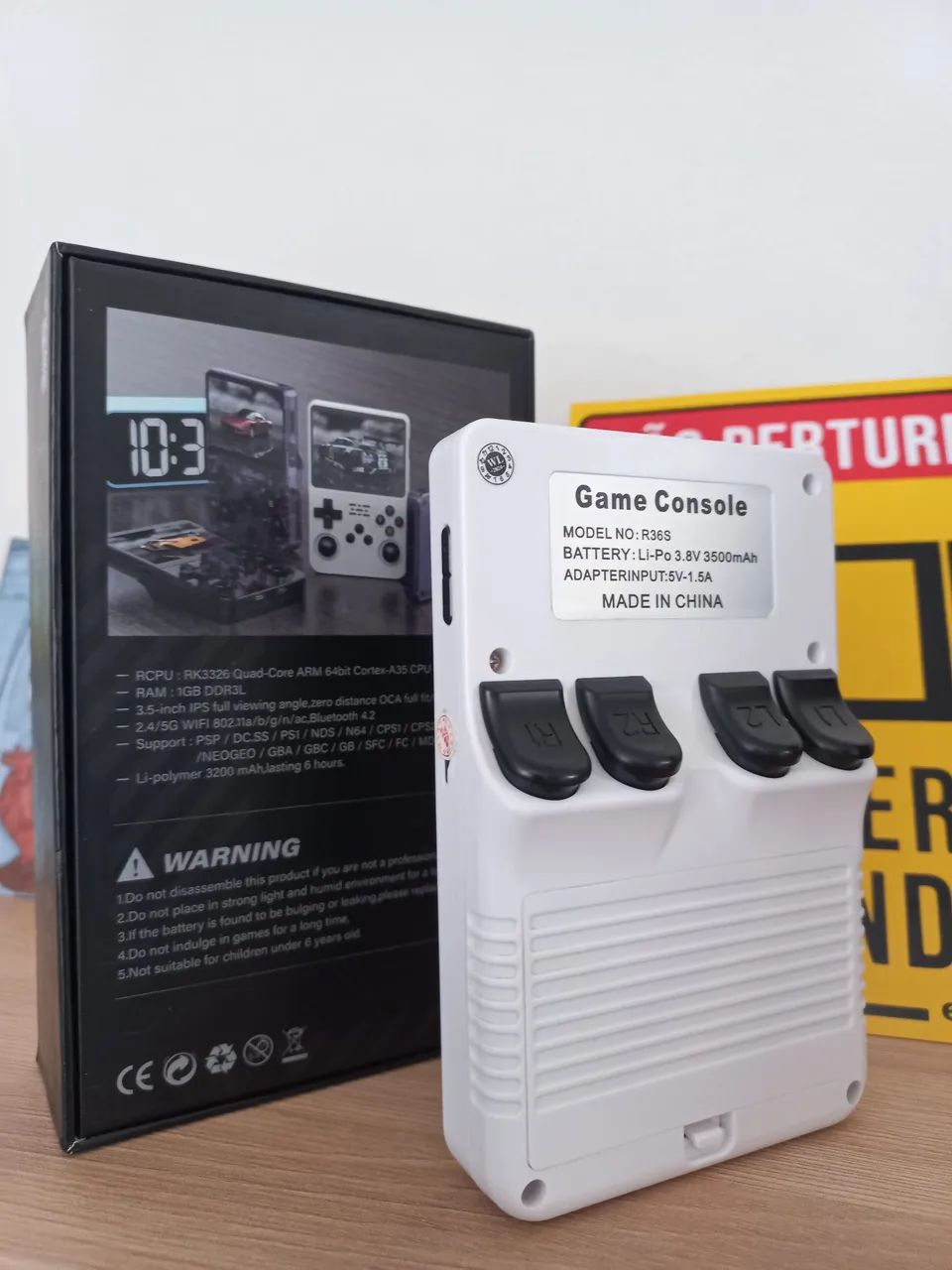 Console de jogos portátil R36S - Retro e moderno! - Foto 4