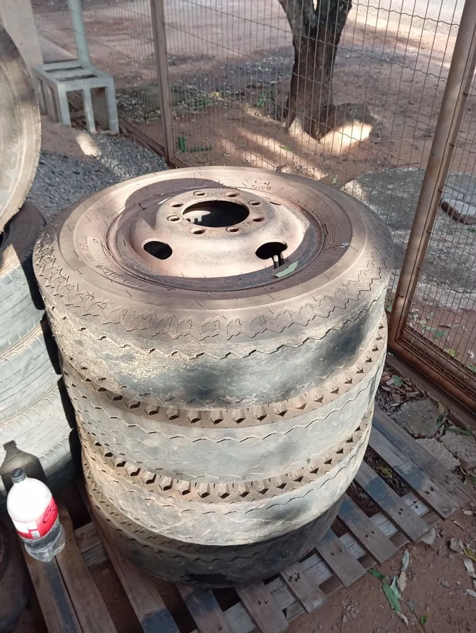 Roda 8 furos centro 14cm com pneu 750-16