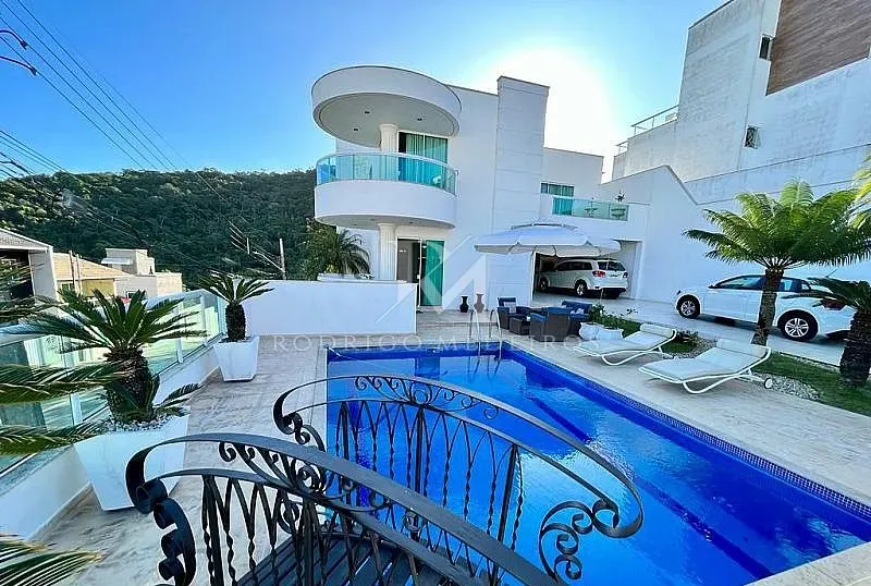 Casa Mobiliada, 4 Dormitórios ( 2 Suítes), Piscina e Churrasqueira, Ariribá/BC