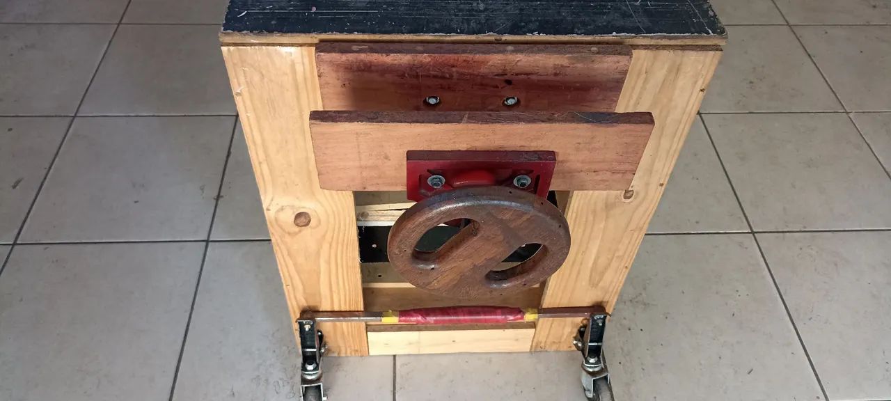 Mesa Bancada com Morsa Grande e Rodízios Marceneiro - Foto 3