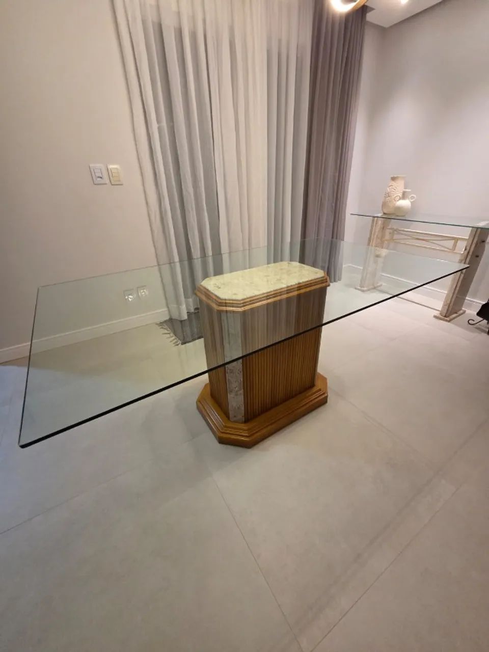 Mesa de jantar de vidro c/ base de madeira e pedra