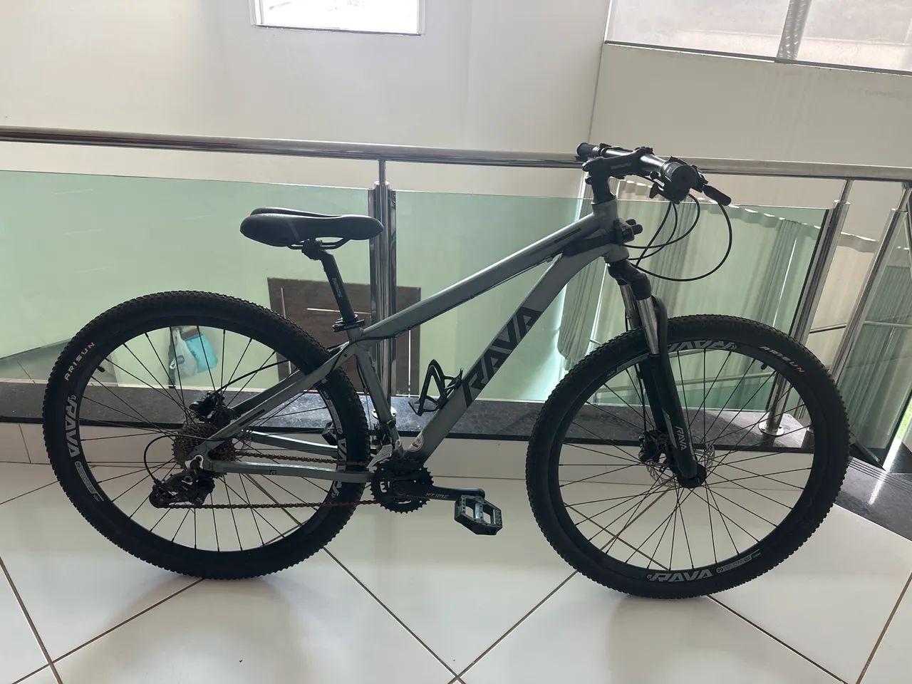 Bike Rava Pressure 20v - Freio Hidráulico - Aro 29 - Grupo intermediário 