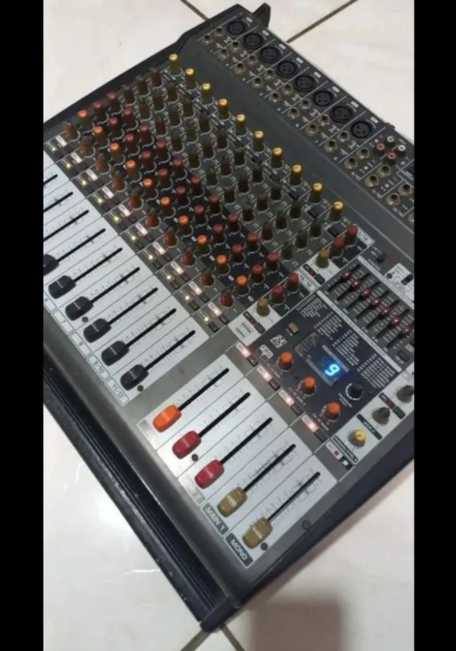 Mesa de Som Behringer 12 Canais 