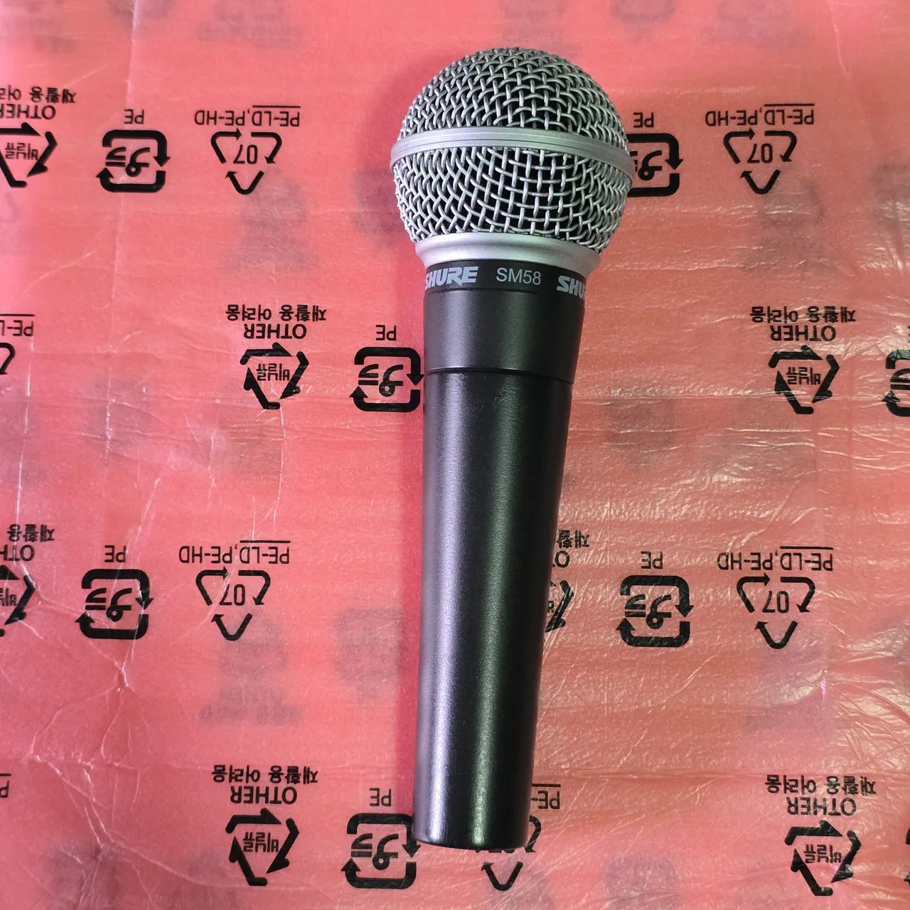 Vendo microfones Shure SM58 R$900 cada. Scarlet CM25 R$800