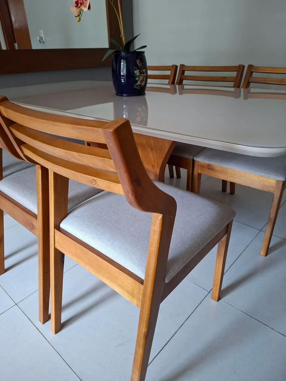 Vendo mesa com 6 cadeiras  - Foto 2