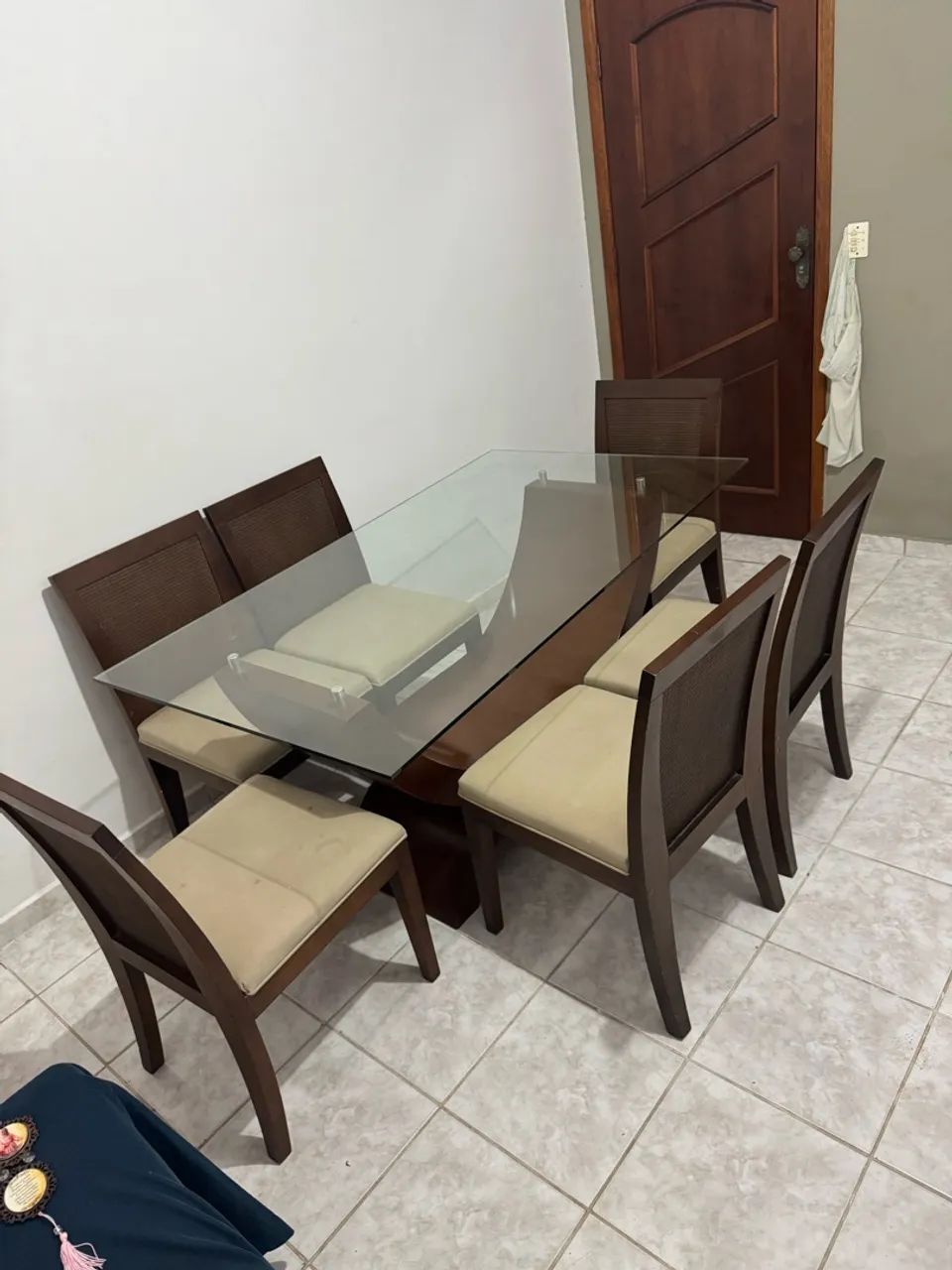 Mesa TAMPO DE VIDRO COM 4 CADEIRAS MADEIRA MACIÇA  - Foto 2