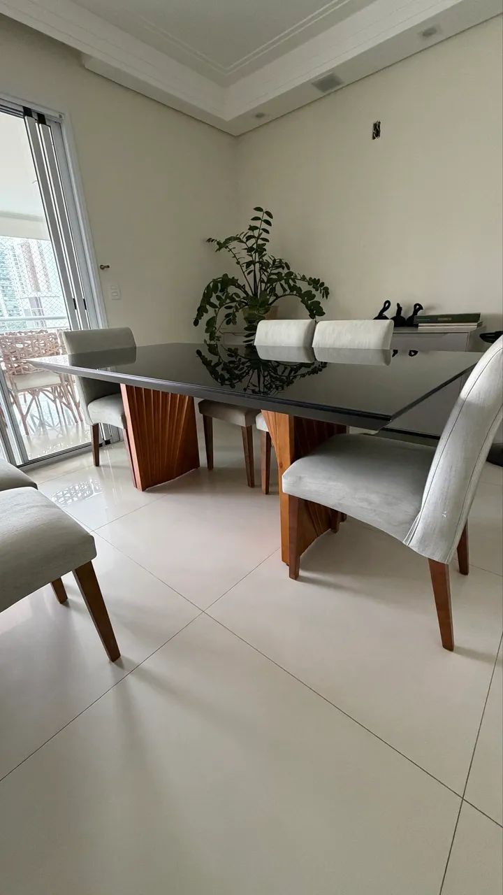 Mesa com tampo em vidro, pés de madeira e com 6 cadeiras  - Foto 4