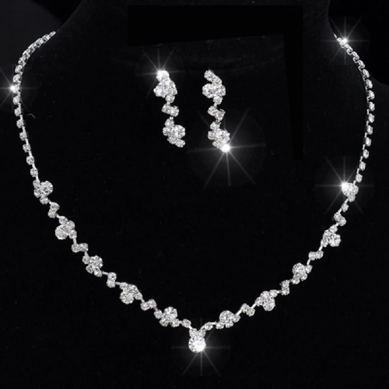 CONJUNTO COLAR E BRINCO COM PEDRAS
