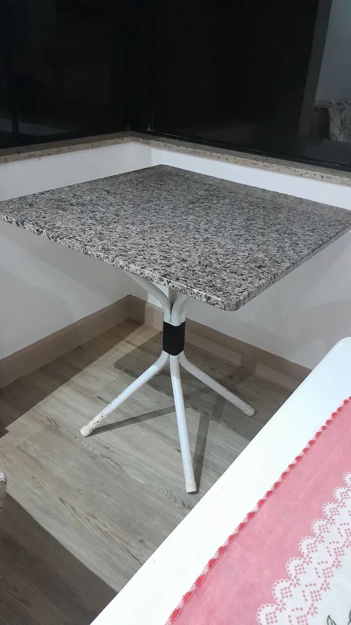 MESA DE PEDRA QUADRADA