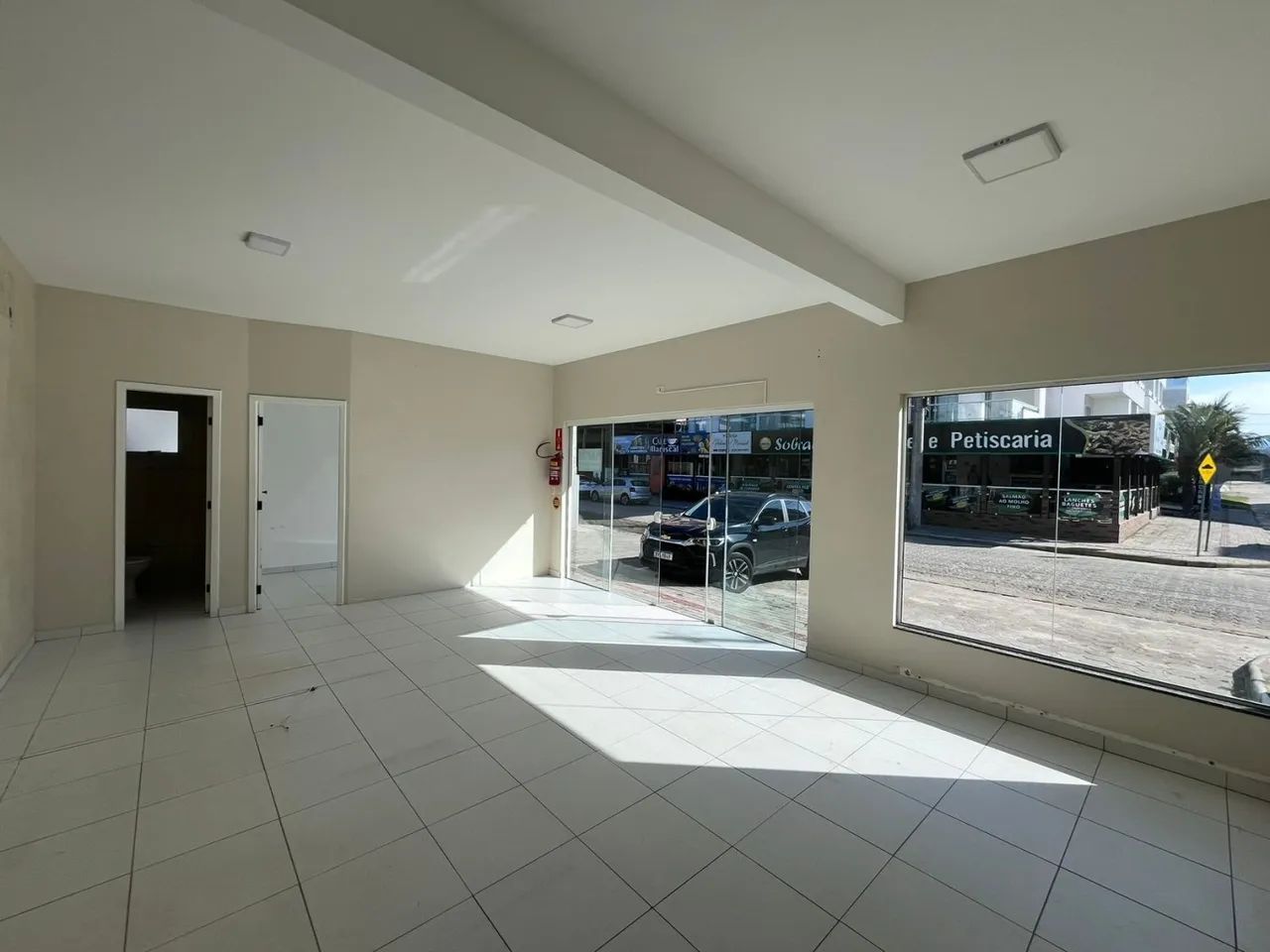 Sala Comercial Térrea com funcionalidade, visibilidade e versatilidade no Mariscal, em Bom