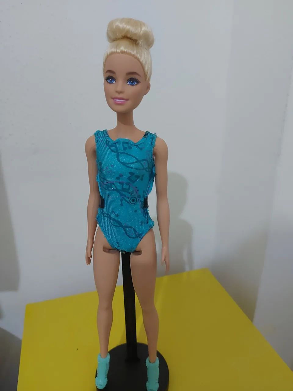 Barbie maio azul e coque linda