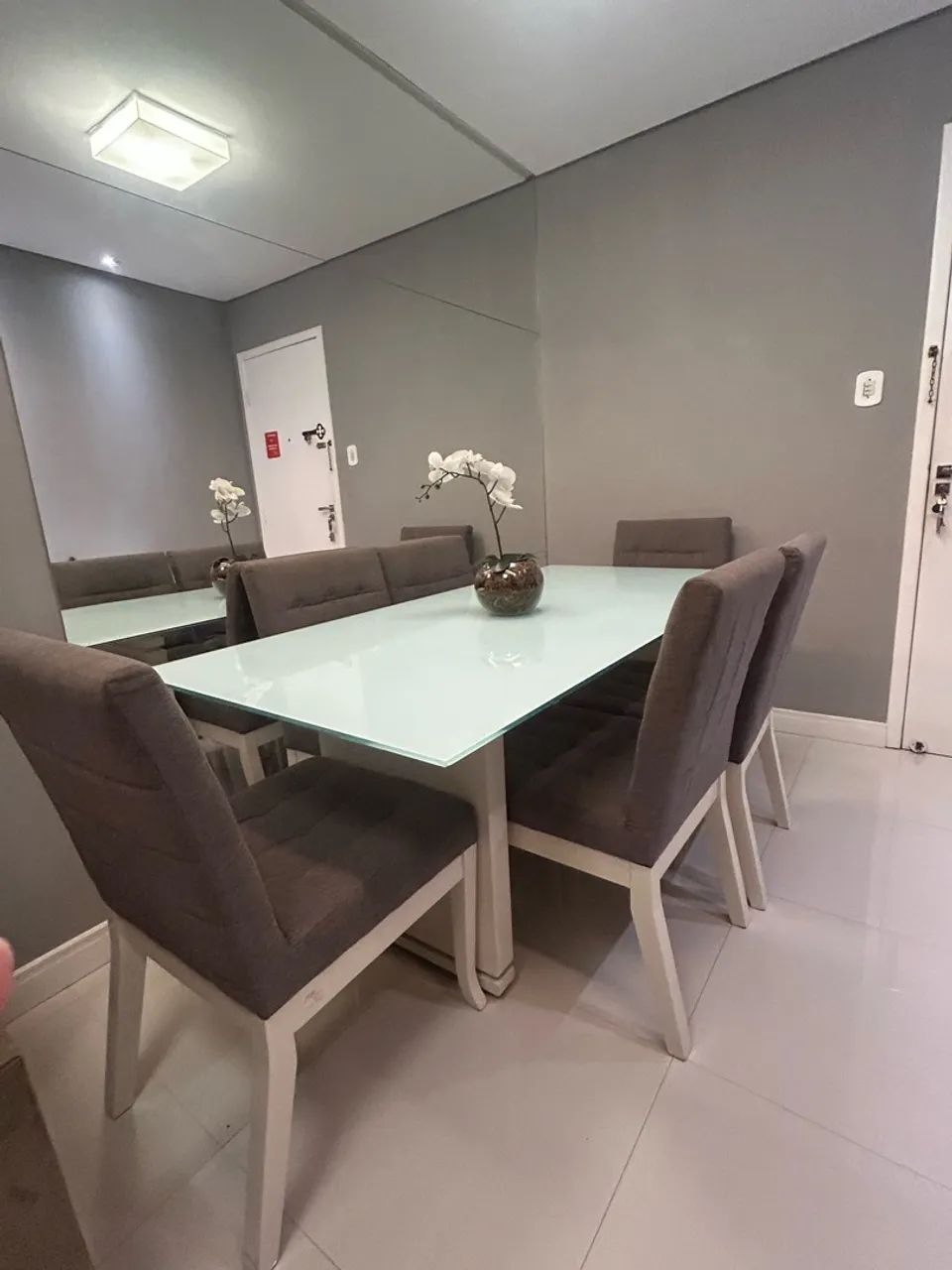 Vendo mesa com 6 cadeiras e 1 aparador  - Foto 3